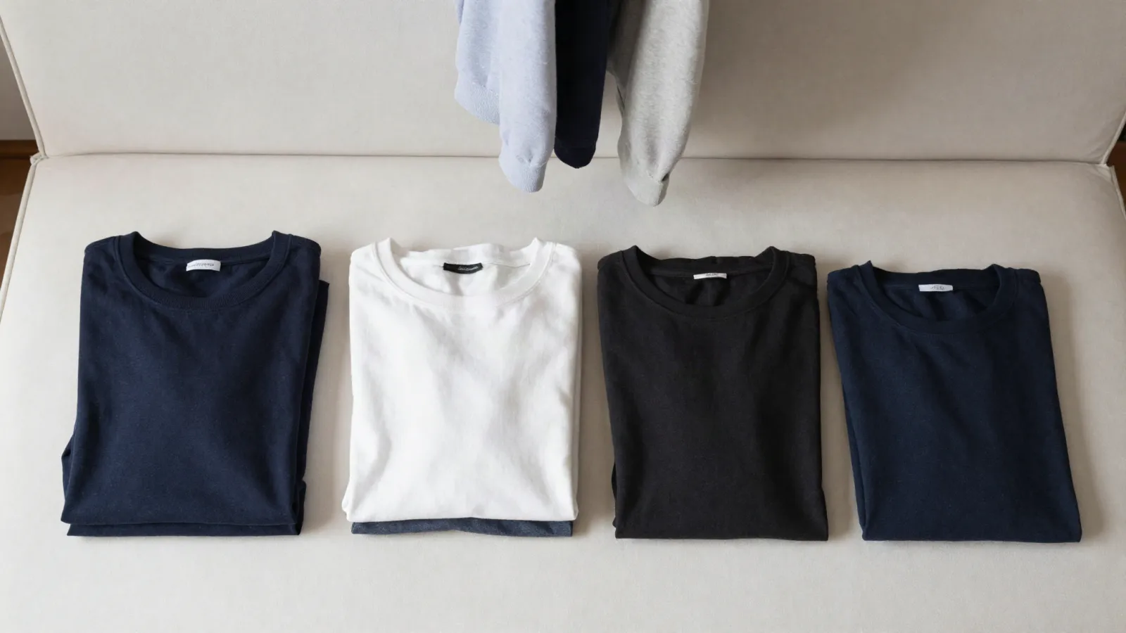 Sélection de vêtements pliés pour un dressing capsule